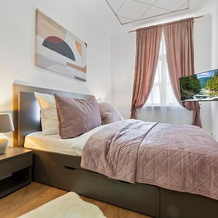 Luxe Living At Old Town Center Apartment Bratislava Luaran gambar