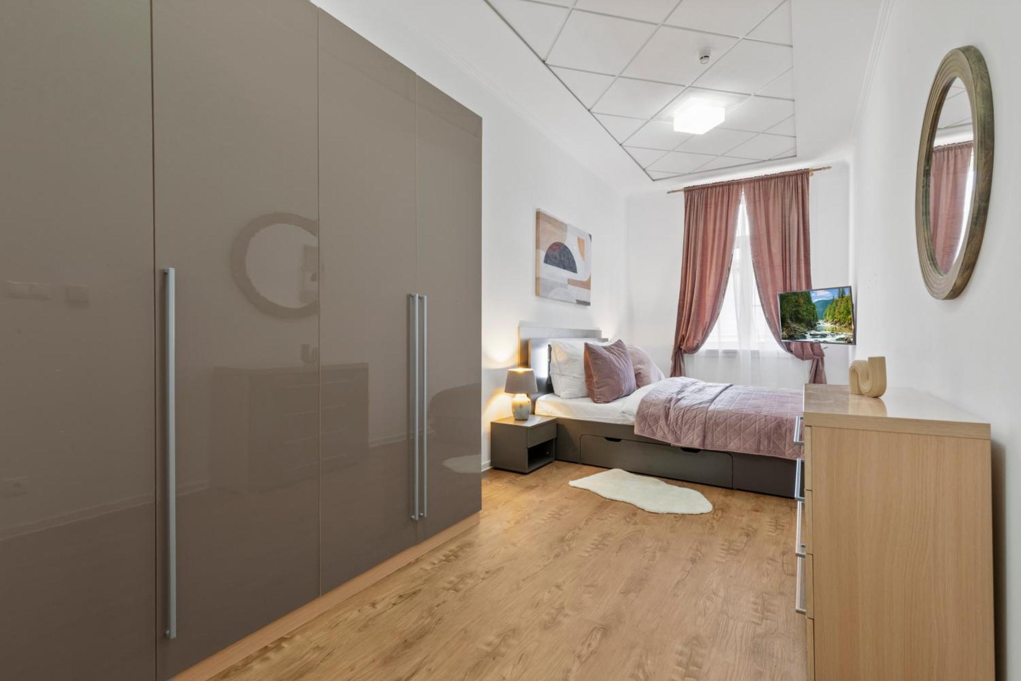 Luxe Living At Old Town Center Apartment Bratislava Luaran gambar